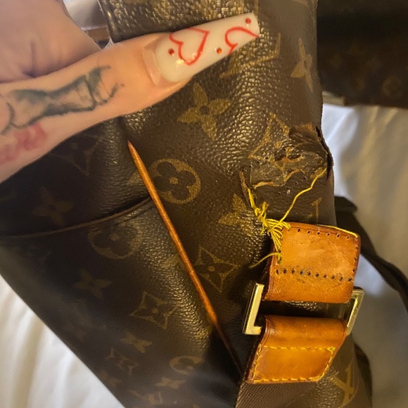 Louis vuitton cross body bag - Picture 3 of 4